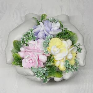 Orchidea szappanvirág csokor kéz formájú kaspóban