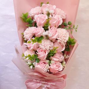 Óriás 17 szálas szappanvirág csokor díszdobozban