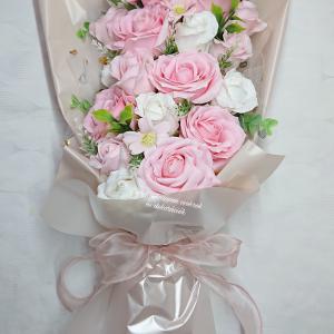 Óriás 21 szálas szappanrózsa csokor díszdobozban