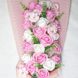 Óriás 21 szálas szappanrózsa csokor díszdobozban