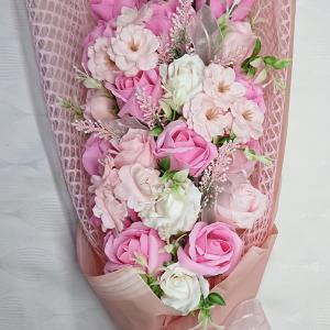 Óriás 23 szálas szappanrózsa csokor cseresznyevirágokkal díszdobozban