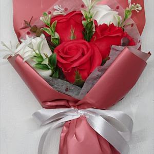 Piros - fehér közepes 5 szálas szappanrózsa csokor díszdobozban