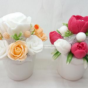 Piros vagy narancs színű szappanvirág csokor, kicsi szív mintás kaspóban