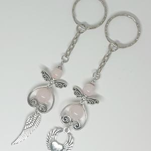 Rózsakvarc angyalos kulcstartó angyalszárny medállal