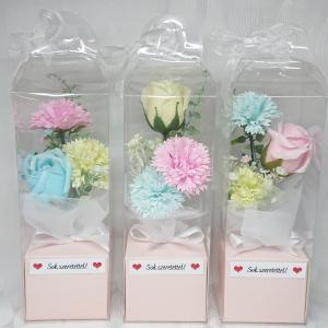 Sok szeretettel! vidám, színes 3 szálas csokor díszdobozban