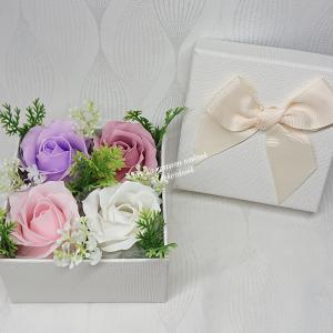 Szappanrózsák kocka alakú fehér boxban