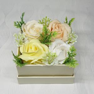 Szappanrózsák kocka alakú vajszínű boxban