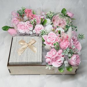 Szeretet csomag szappanvirágokkal és ásvány karkötővel