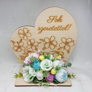 Színes szappanvirág csokor gravírozott szív fatáblán