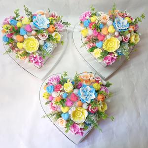 Vidám esküvői szülőköszöntő illatos szappanvirág box egyedi szöveggel