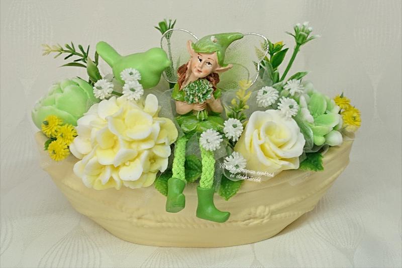 Tündéres szappanvirág csokor csónak alakú kaspóban