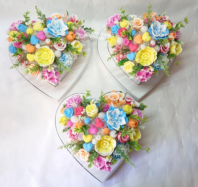 Vidám esküvői szülőköszöntő illatos szappanvirág boxok egyedi szöveggel