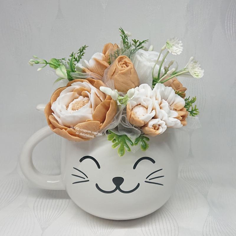 Vörös-fehér macskás szappanvirág csokor cicás bögrében