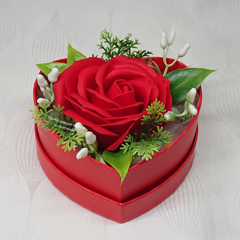 Vörös óriás szappanrózsa szív alakú piros boxban