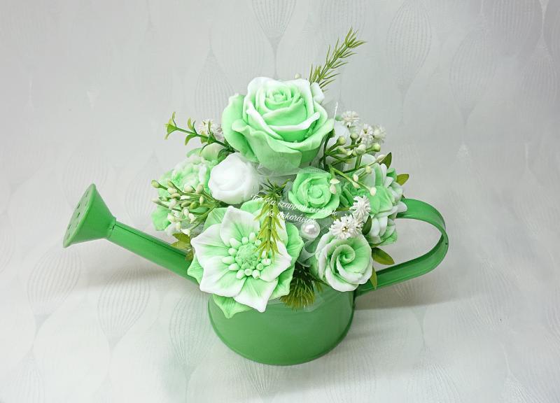 Zöld - fehér szappanvirág csokor fém locsolókannában