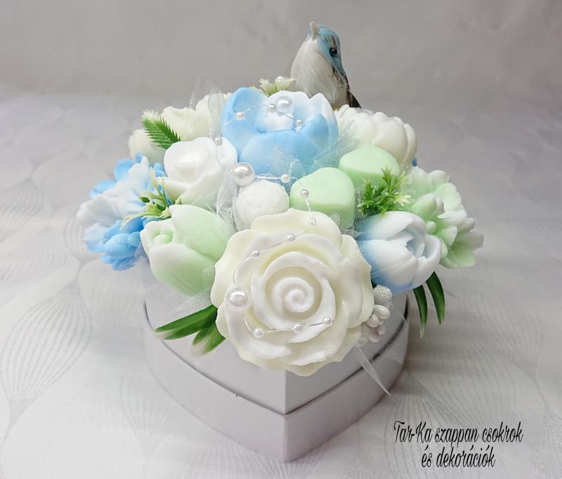 Zöld - sárga - kék - fehér szappan csokor szív formájú boxban