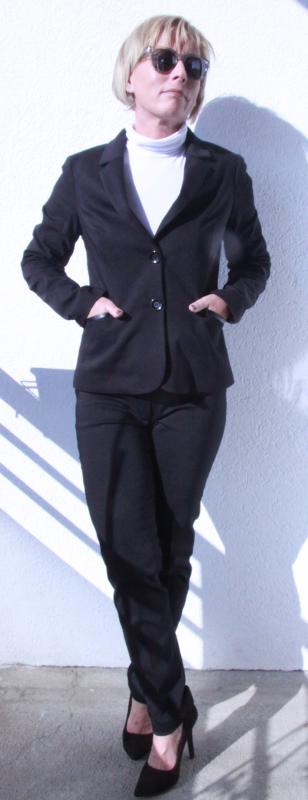 Bőr paszpólos díszítéssel, fekete nadrág kosztüm