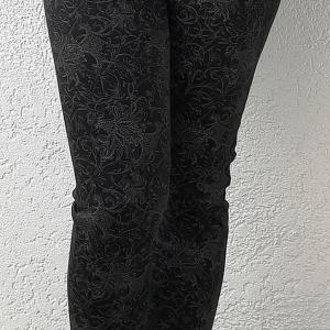 Fekete elasztikus nadrág szürke virágos díszítéssel