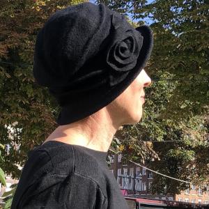 Fekete kalapsapka gyapjúból