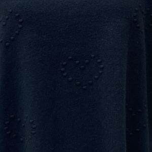 Közép meleg pulóver elején szívekkel, hátul gombokkal díszítve - fekete