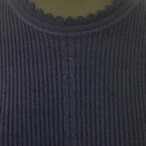 Sötétkék bordázott mintájú kötött pulóver