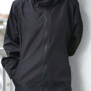 Sötétkék vagy fekete átmeneti kabát egyszerre elegáns és sportos másolata