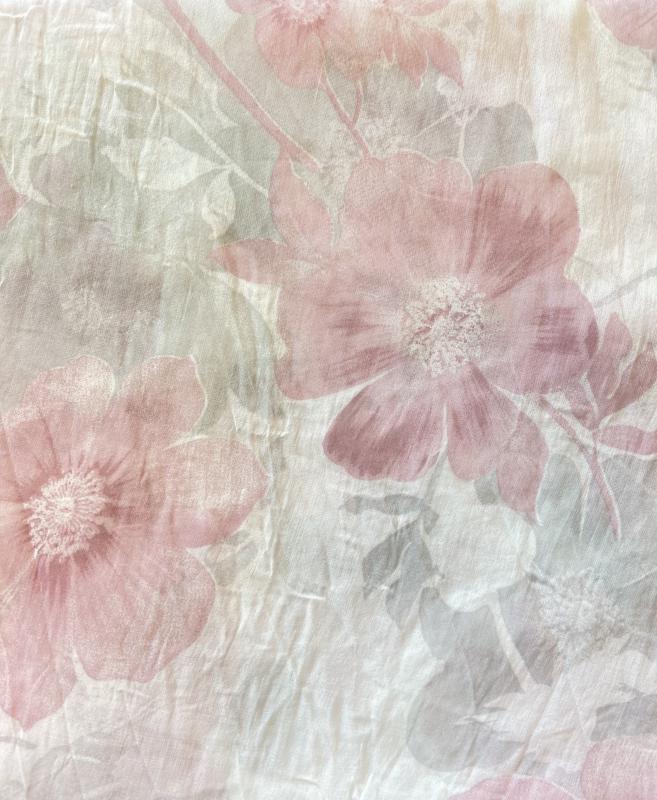 Fehér alapon halvány rózsaszín és szürke virágokkal pamut selyem sál
