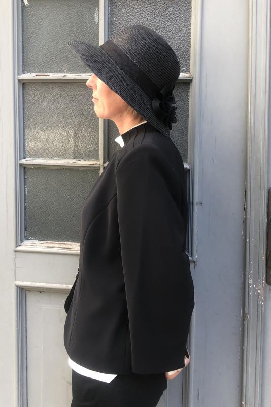 Fekete nyári kalap állítható méretű szolid díszítéssel