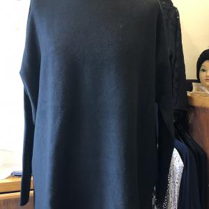 Fekete nagyméretű pulóver ejtett vállal