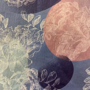 Középkék alapon -   pettyes - virágos pamut selyem sál