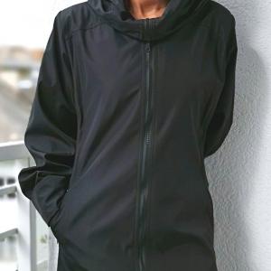 Sötétkék vagy fekete átmeneti kabát egyszerre elegáns és sportos másolata