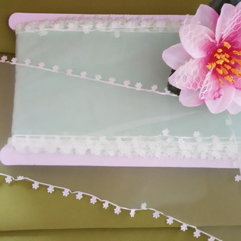 100SZK24 - 100mm-es organza szalag kivágott szatén virággal - halvány zöld