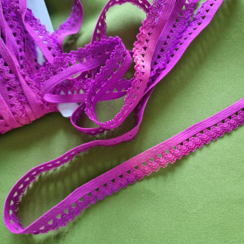 17SZG11 - 17mm-es szivárványos lila csipke mintás gumi szalag / pikó, bugyi