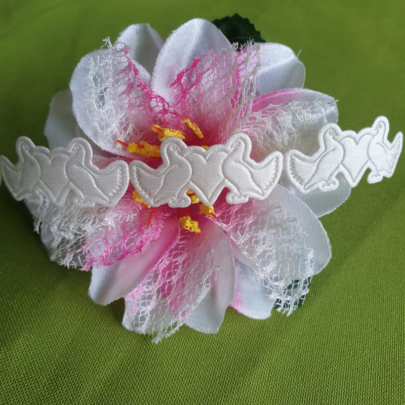 18SZK05 - 18mm-es Galamb formájú kivágott Esküvői szatén szalag - ekrü