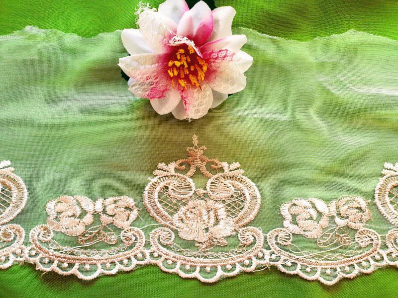 200SCS45 - 20cm széles fehér csipke bézs hímzéssel