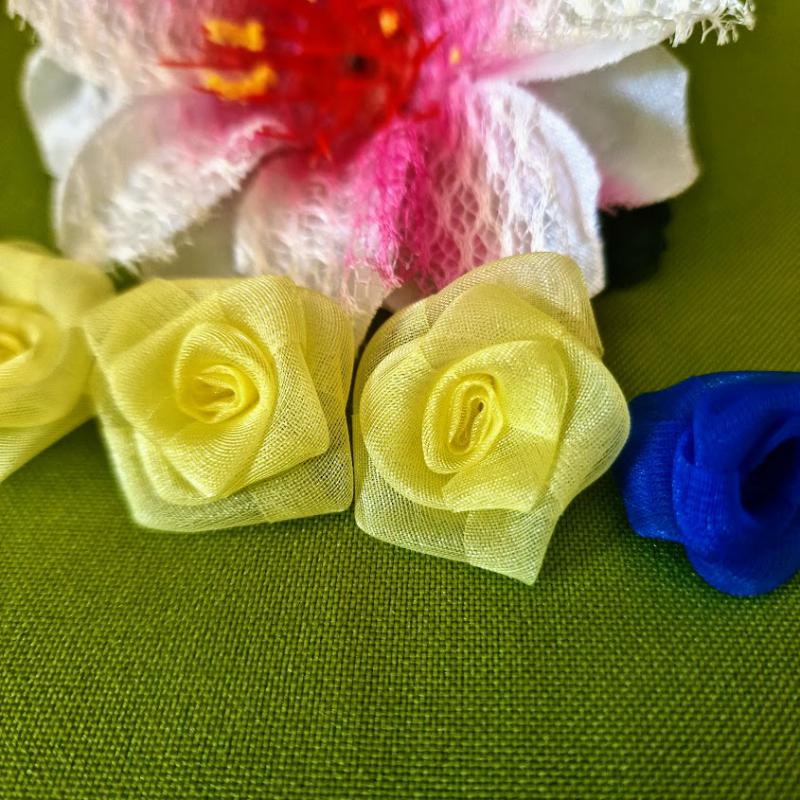 3db 25mm-es citromsárga organza rózsa + 1db kék ajándék