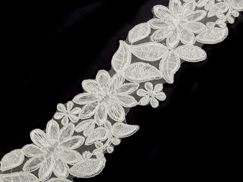 70SCS42 - 70mm-mes Hímzett törtfehér paszomány / csipke Organza szalagon