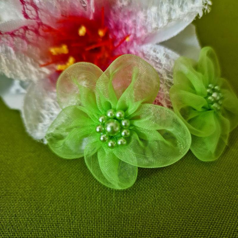 7db 40mm-es organza rózsa gyöngyökkel - almazöld