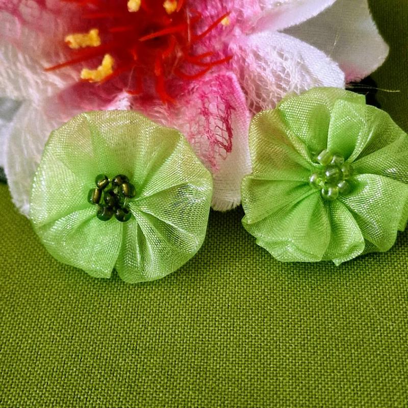 9db 30mm-es organza rózsa gyöngyökkel - sötét gyöngyös almazöld