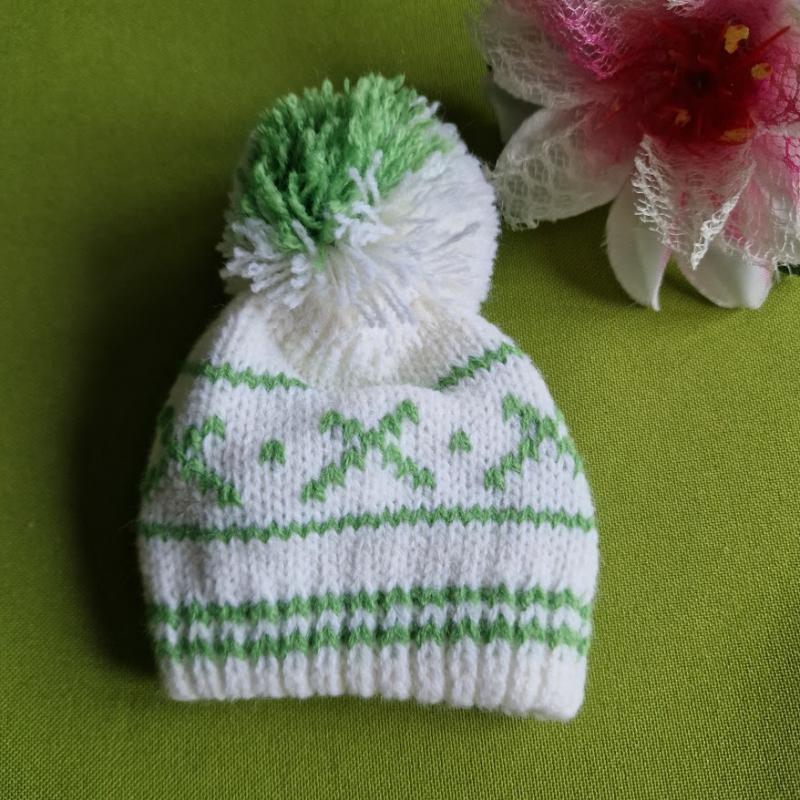 BBR27 - Fehér kötött bojtos sapka zöld mintával