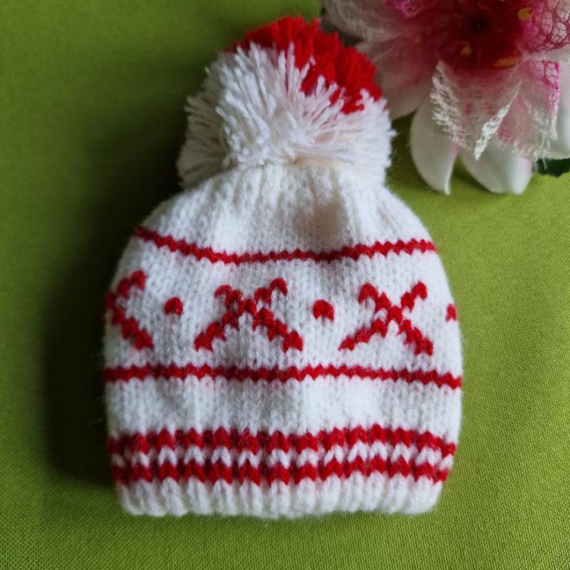 BBR28 - Fehér kötött bojtos sapka piros mintával