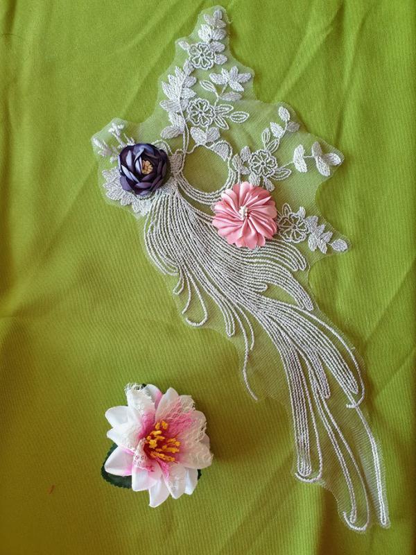 CSB08 - 3D-s Virágokkal díszített ezüst hímzésű rátét, applikáció 18x45cm