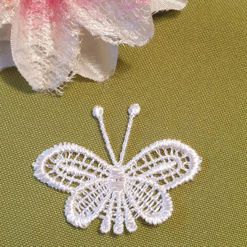 CSB19 - Fehér csipke pillangó 45x35mm