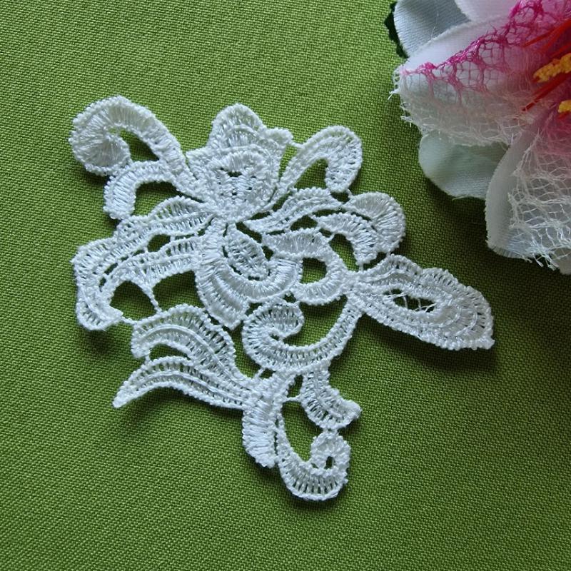 CSB23 - Rózsa virágmintás ekrü csipkedísz ruhabetét 10x8 cm