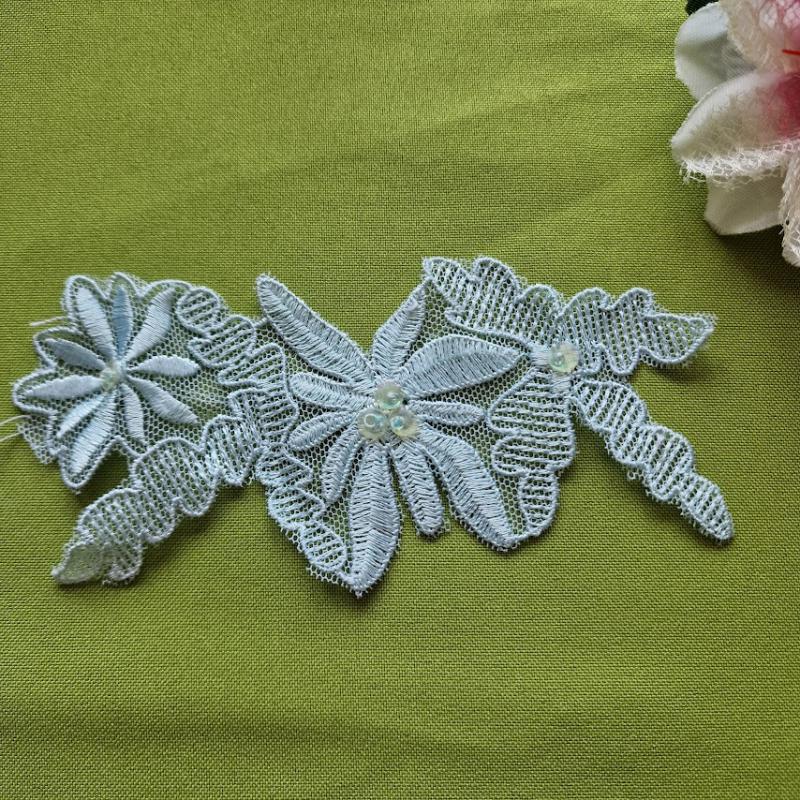 CSB24 - Halványkék virágos csipkedísz ruhabetét 16x7cm