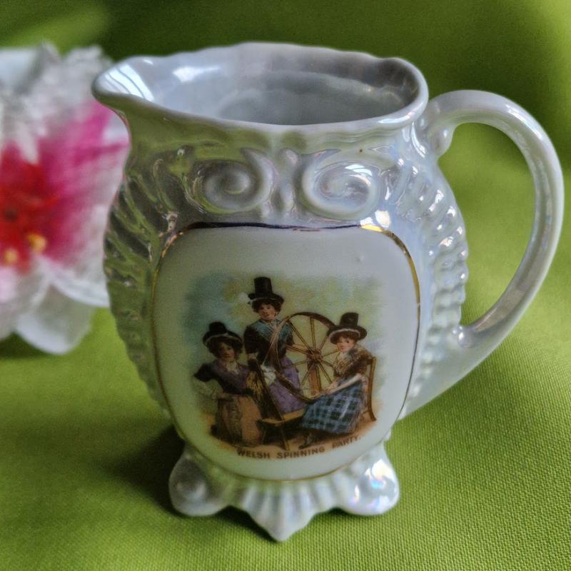 CSE03 - Wllsh Spinning, kagyló formájú, opálos csillogású szuvenír kancsó