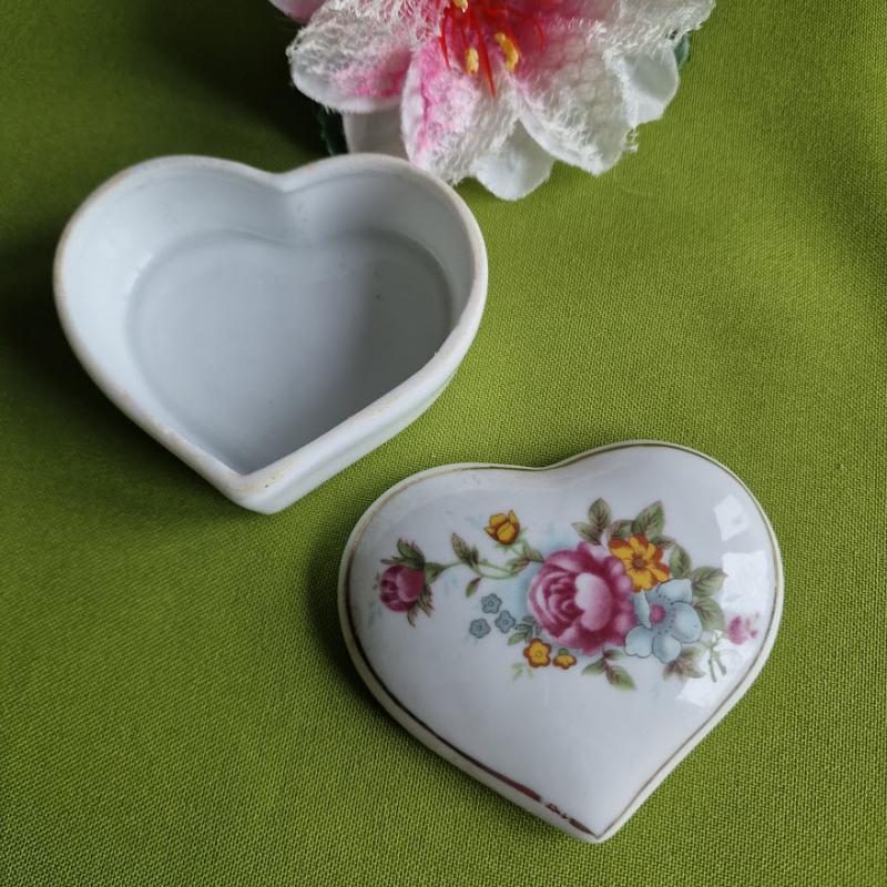 CSE05 - Hajnalka mintás szív alakú bonbonier, ékszertartó porcelán