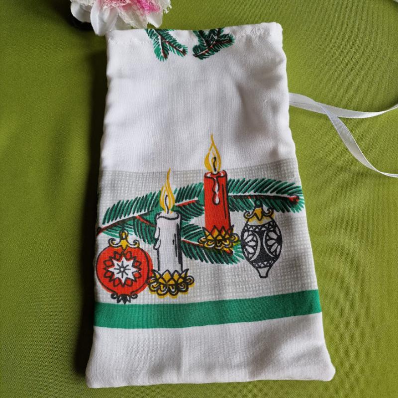DCS104 - Gyertyás, gömbös mintás textil ajándéktasak, mikulás zsák