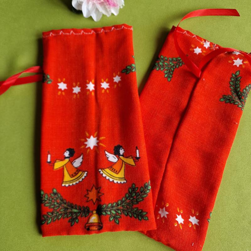 DCS105 - Angyalka, csillag, csengő mintás textil ajándéktasak, mikulás zsák piros alapon