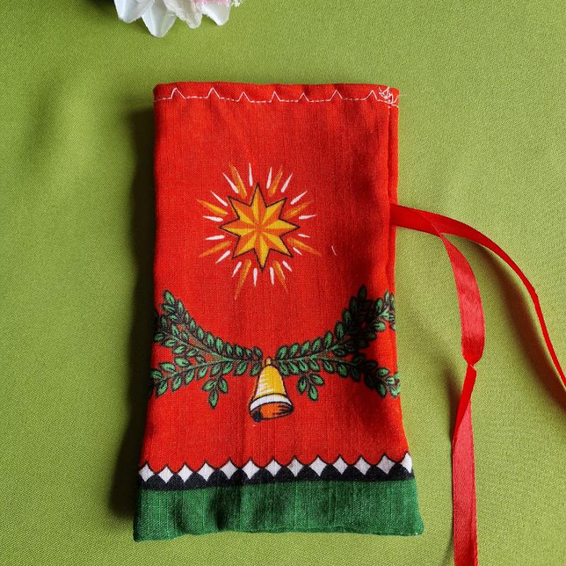 DCS107 - Csillag és csengő mintás textil ajándéktasak, mikulás zsák piros alapon